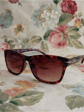 Oscar de la Renta Retro Look Tortoiseshell Sunglasses with Brown Lenses